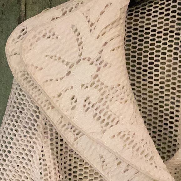 Design Today’s Graceful off white embroidered sleeve & double collar mesh - Picture 3 of 9